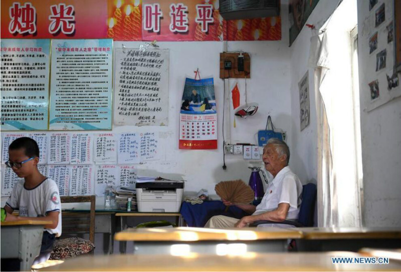 Anhui : un enseignant retraité donne des cours d'anglais gratuits à des ? enfants délaissés ?