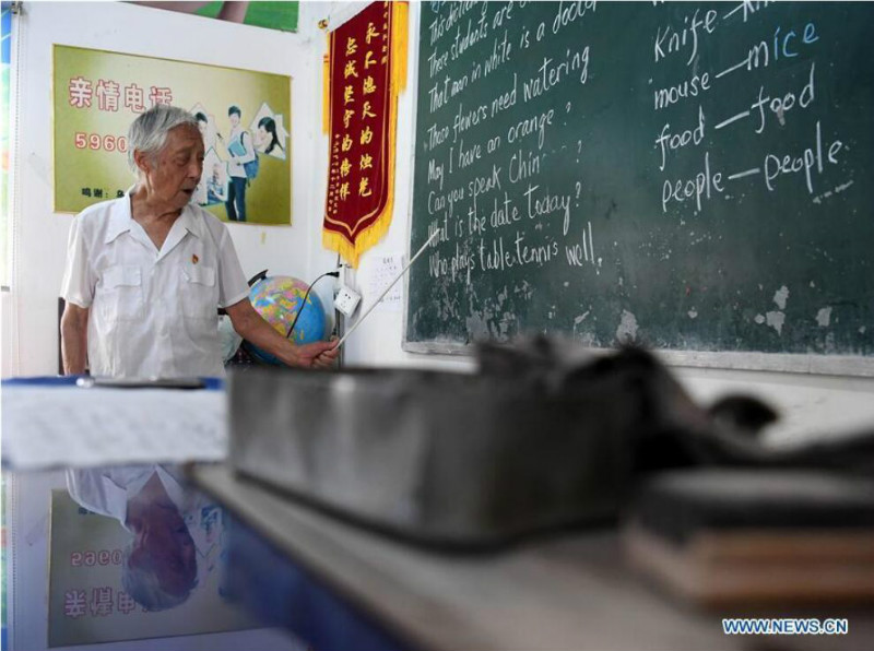 Anhui : un enseignant retraité donne des cours d'anglais gratuits à des ? enfants délaissés ?