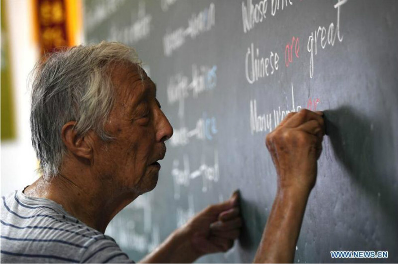 Anhui : un enseignant retraité donne des cours d'anglais gratuits à des ? enfants délaissés ?