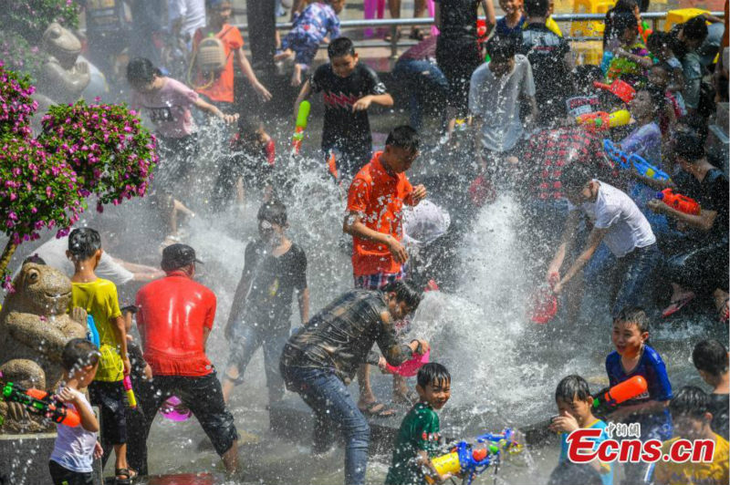 Hainan : la Fête Qixi célébrée avec le Festival de l'eau à Baoting