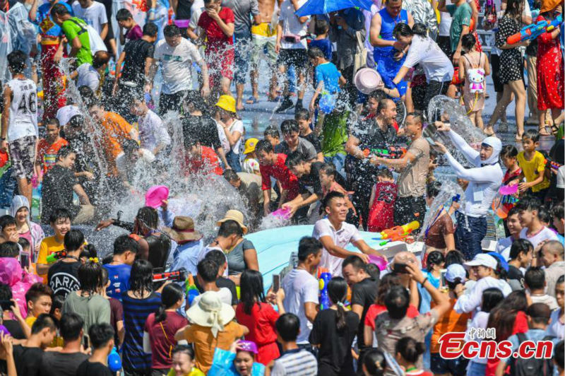 Hainan : la Fête Qixi célébrée avec le Festival de l'eau à Baoting