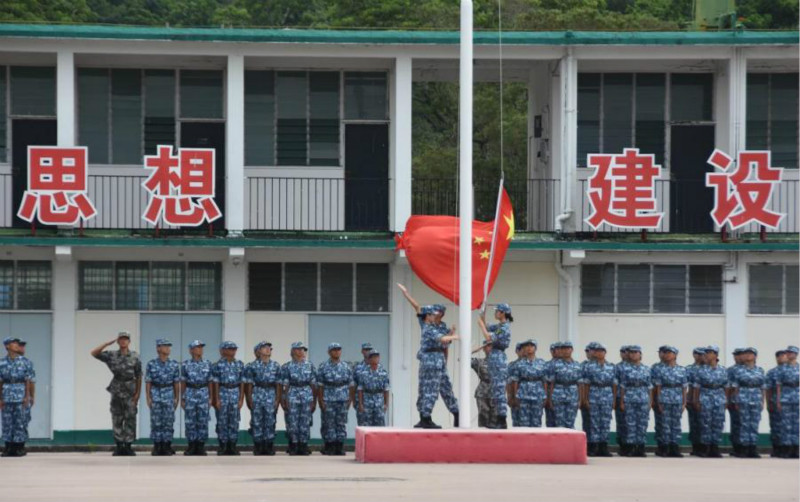 Des étudiants tertiaires de Hong Kong obtiennent leur dipl?me du camp militaire de l'APL