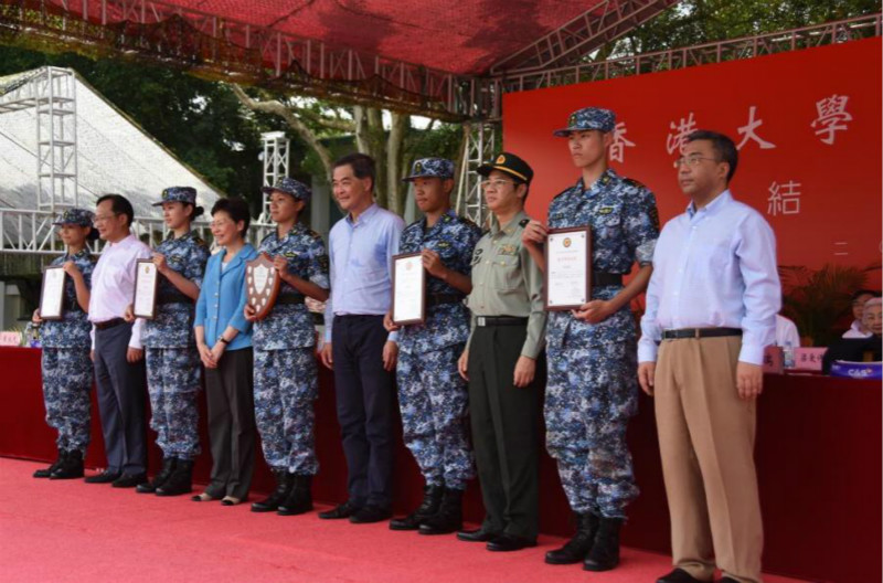 Des étudiants tertiaires de Hong Kong obtiennent leur dipl?me du camp militaire de l'APL