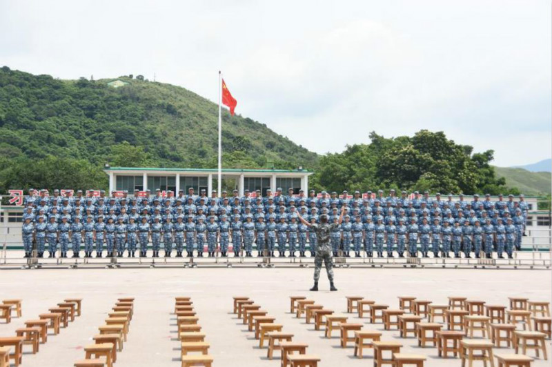 Des étudiants tertiaires de Hong Kong obtiennent leur dipl?me du camp militaire de l'APL