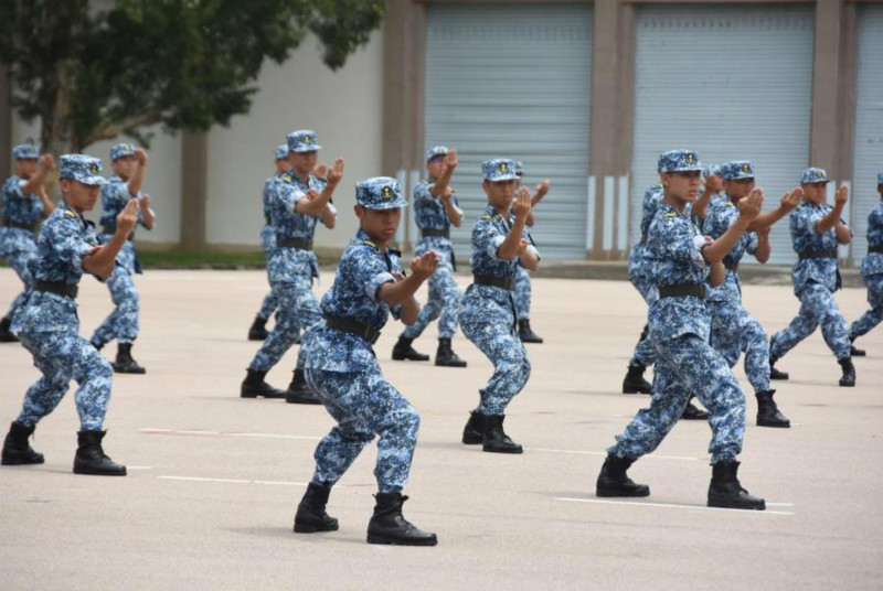 Des étudiants tertiaires de Hong Kong obtiennent leur dipl?me du camp militaire de l'APL