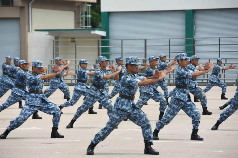 Des étudiants tertiaires de Hong Kong obtiennent leur dipl?me du camp militaire de l'APL