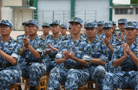 Des étudiants tertiaires de Hong Kong obtiennent leur dipl?me du camp militaire de l'APL