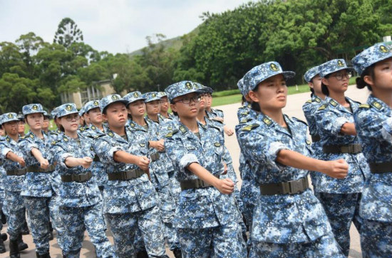 Des étudiants tertiaires de Hong Kong obtiennent leur dipl?me du camp militaire de l'APL