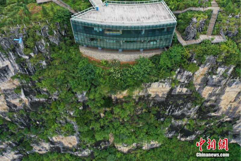 Guizhou : visitez un musée de lave encastré dans une falaise de cent mètres