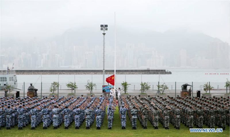 La garnison de l'APL à Hong Kong organise des cérémonies de lever du drapeau national