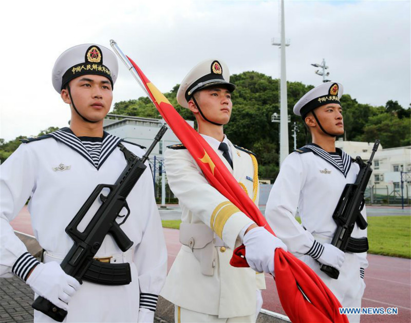 La garnison de l'APL à Hong Kong organise des cérémonies de lever du drapeau national