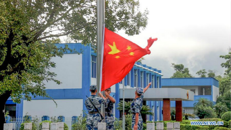 La garnison de l'APL à Hong Kong organise des cérémonies de lever du drapeau national