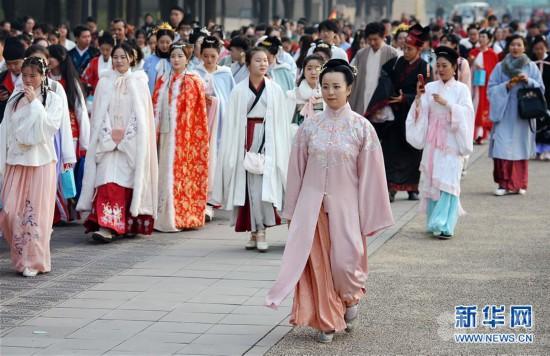 En Chine, des jeunes redonnent vie au ? Hanfu ?