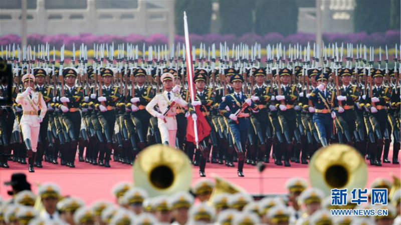 Cérémonie de lever du drapeau national aux célébrations de la Fête nationale