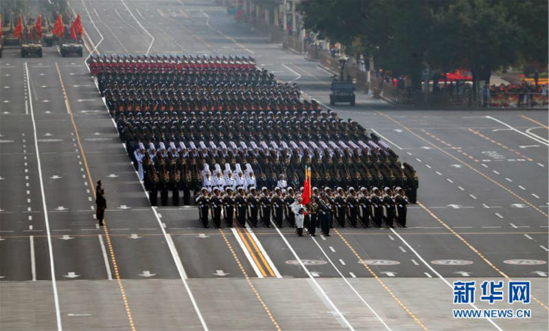 La parade militaire commence avec l'escadrille de garde du drapeau passant au-dessus de la place Tian'anmen