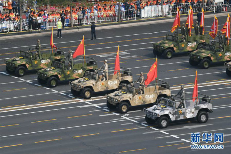 Xi Jinping passe en revue les forces armées lors de la Fête nationale