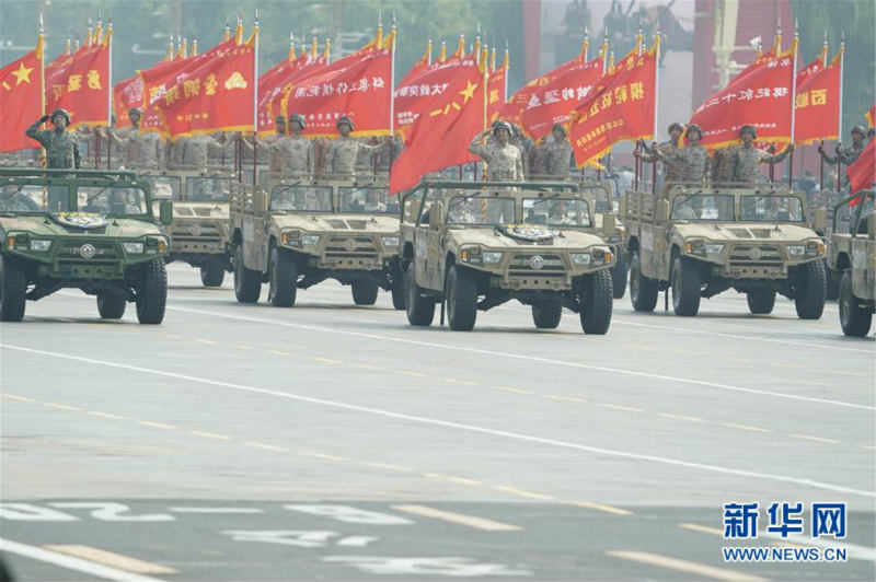 Une formation de l'armée de terre de l'APL défile lors du défilé de la Fête nationale