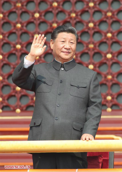 Xi Jinping passe en revue les forces armées lors de la Fête nationale