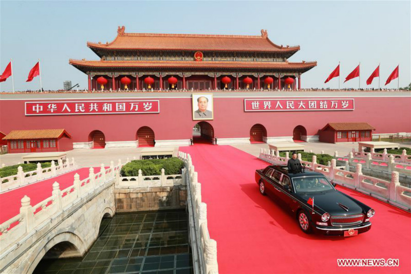 Xi Jinping passe en revue les forces armées lors de la Fête nationale