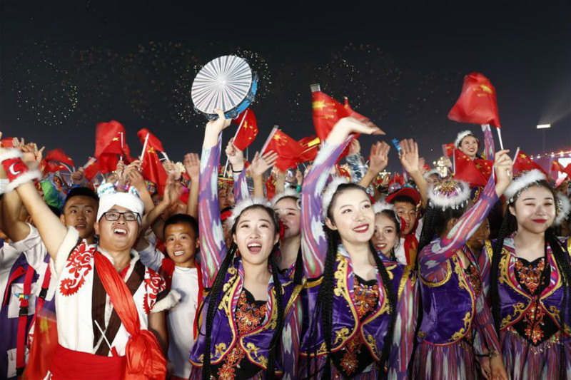 Xi Jinping se joint au public pour une soirée de gala pour le 70e anniversaire de la fondation de la République populaire de Chine