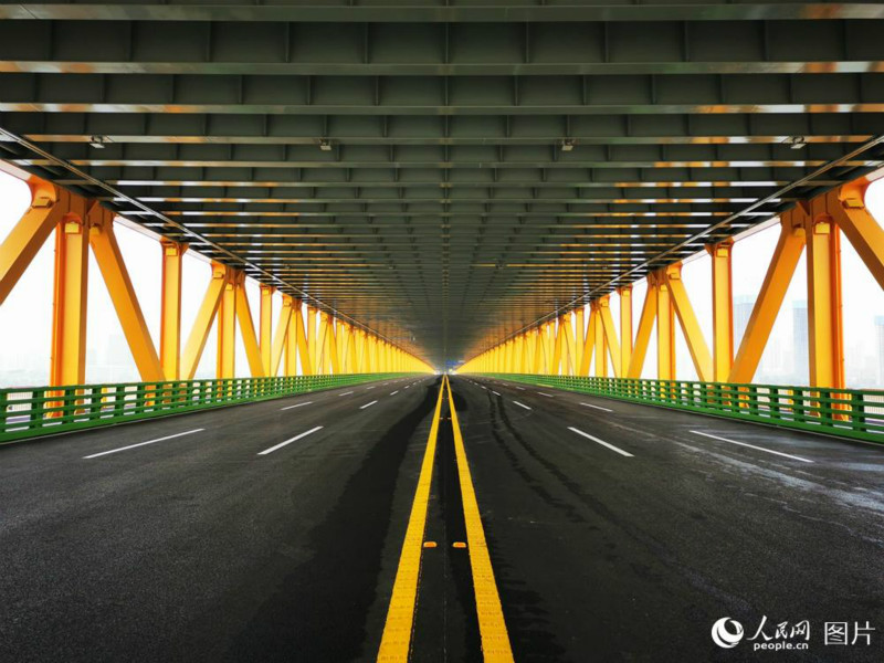 Le plus long pont suspendu à deux niveaux au monde ouvre à la circulation