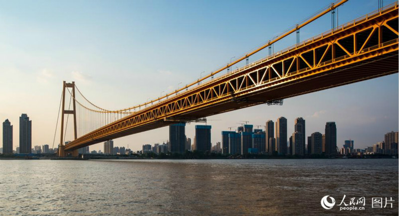 Le plus long pont suspendu à deux niveaux au monde ouvre à la circulation