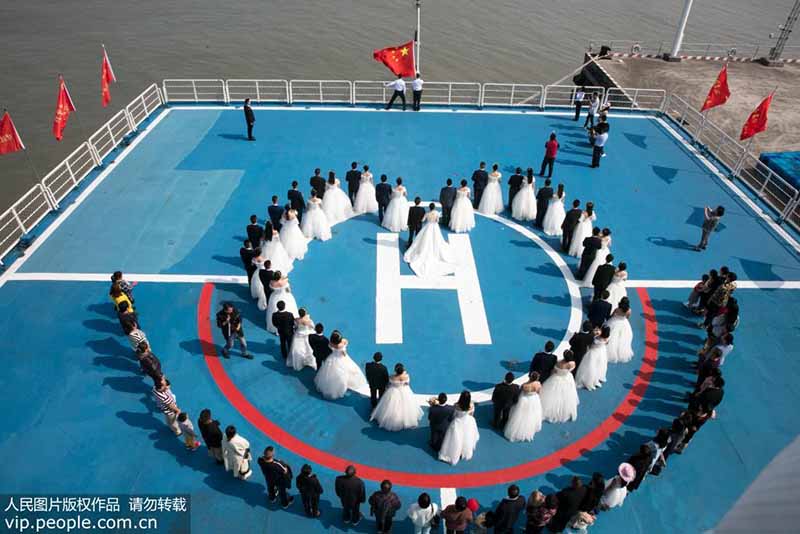 L'amour en mer : mariage de groupe pour le personnel de la flotte Yuanwang