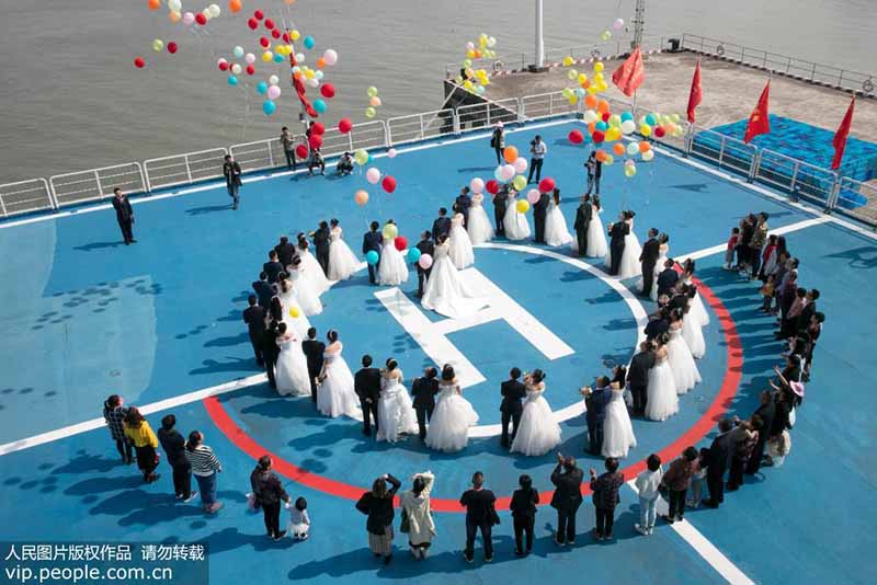 L'amour en mer : mariage de groupe pour le personnel de la flotte Yuanwang