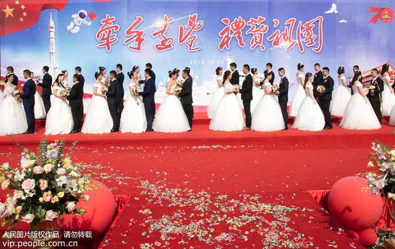 L'amour en mer : mariage de groupe pour le personnel de la flotte Yuanwang