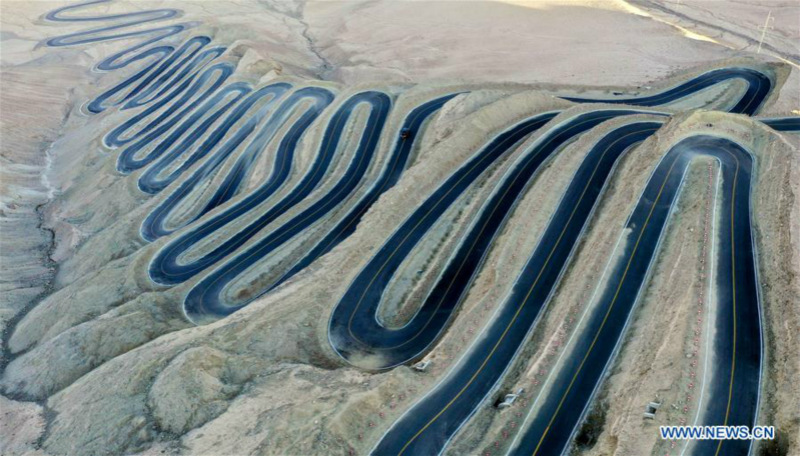 Vue aérienne de la ? route du ciel du plateau ? dans le Xinjiang