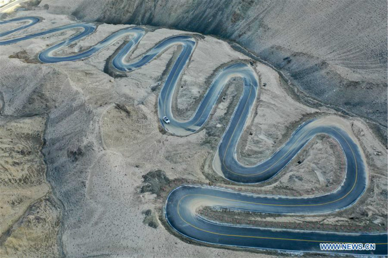 Vue aérienne de la ? route du ciel du plateau ? dans le Xinjiang