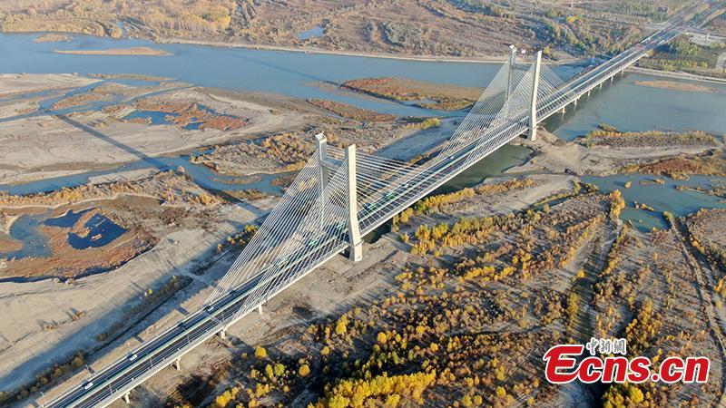 Xinjiang : un nouveau pont établit un record historique