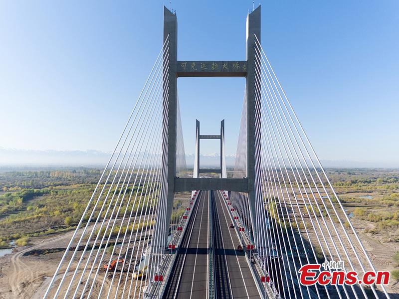 Xinjiang : un nouveau pont établit un record historique