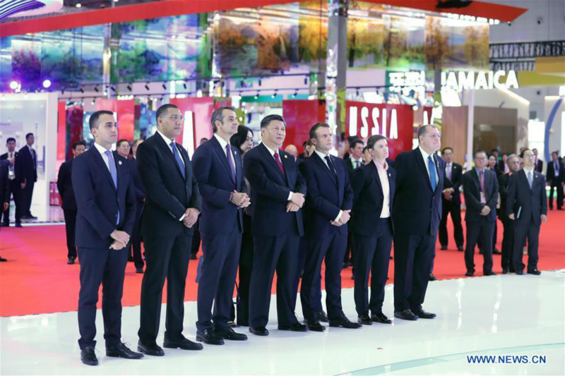 Xi Jinping et des dirigeants étrangers visitent les expositions de la CIIE