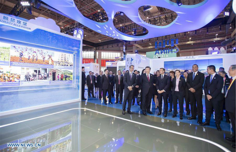 Xi Jinping et des dirigeants étrangers visitent les expositions de la CIIE