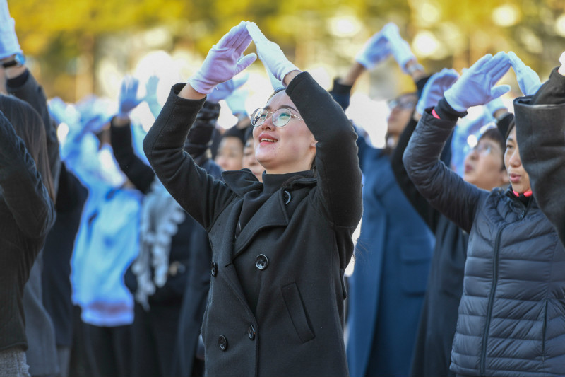 La Chine établit un record Guinness du plus grand nombre de personnes pratiquant la langue des signes ensemble