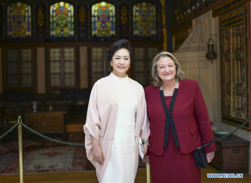 Peng Liyuan visite le musée Benaki à Athènes