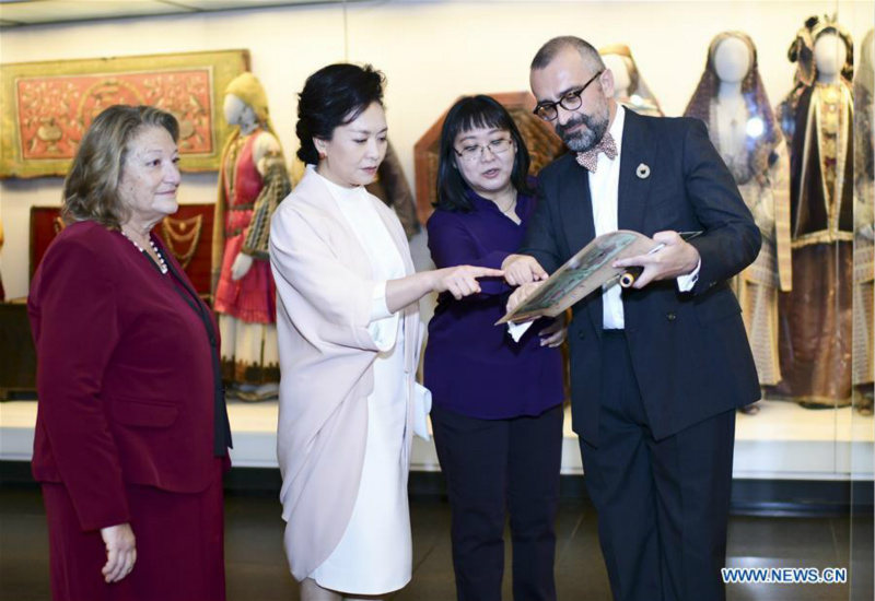 Peng Liyuan visite le musée Benaki à Athènes