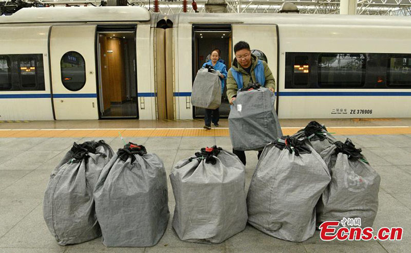 Les trains à grande vitesse aident à transporter des colis de la Fête du shopping de la Journée des célibataires