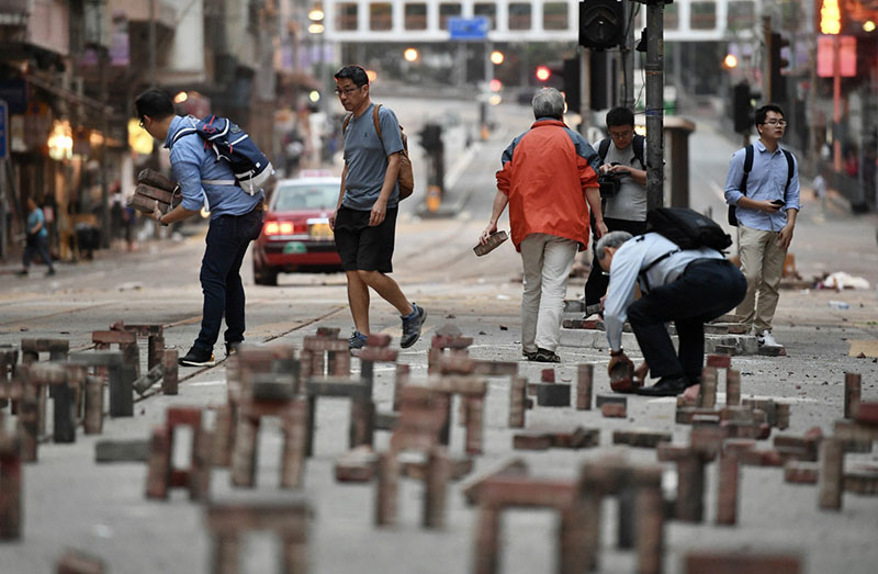 Hong Kong : des bénévoles dégagent les rues