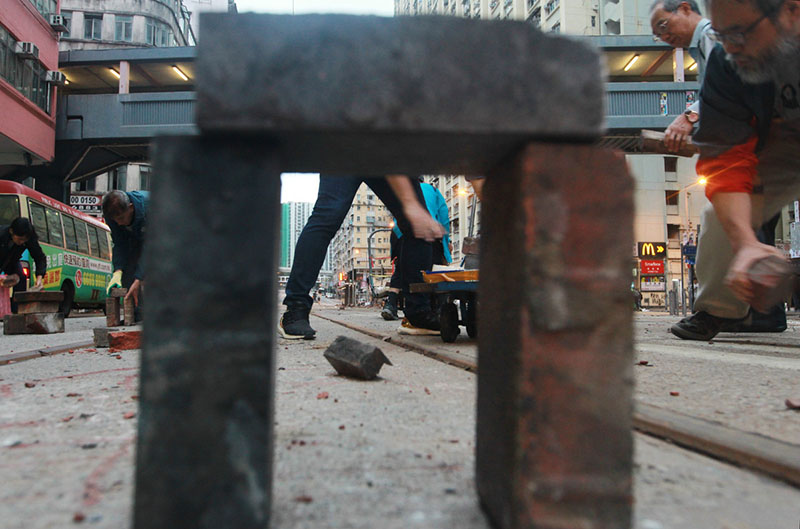 Hong Kong : des bénévoles dégagent les rues