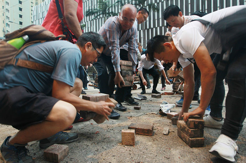 Hong Kong : des bénévoles dégagent les rues