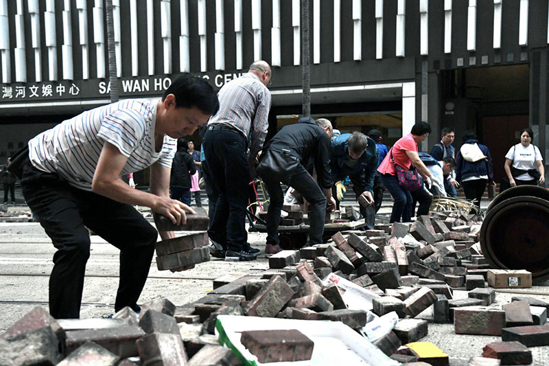 Hong Kong : des bénévoles dégagent les rues