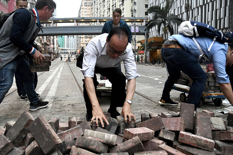 Hong Kong : des bénévoles dégagent les rues