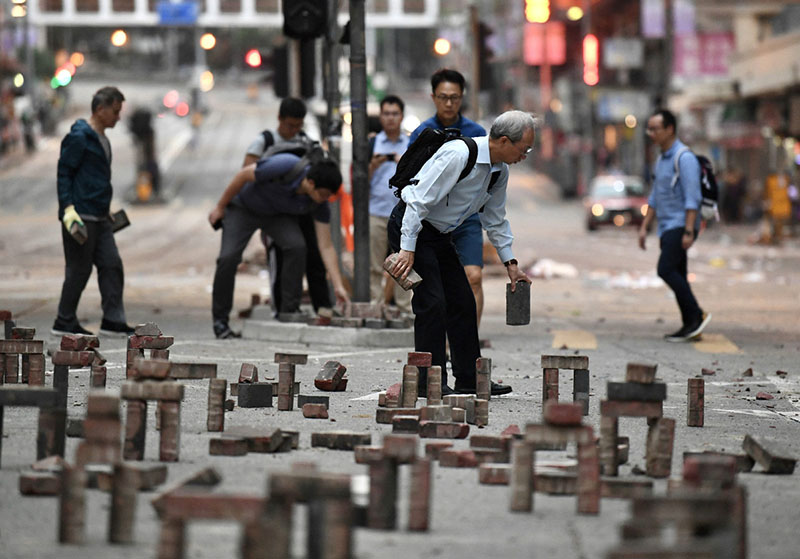 Hong Kong : des bénévoles dégagent les rues