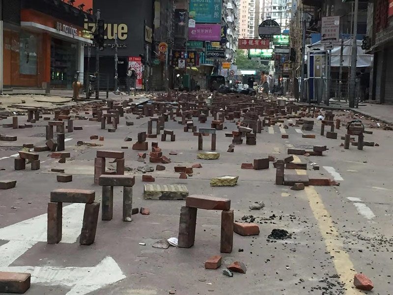 Hong Kong : des bénévoles dégagent les rues