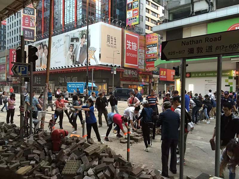 Hong Kong : des bénévoles dégagent les rues