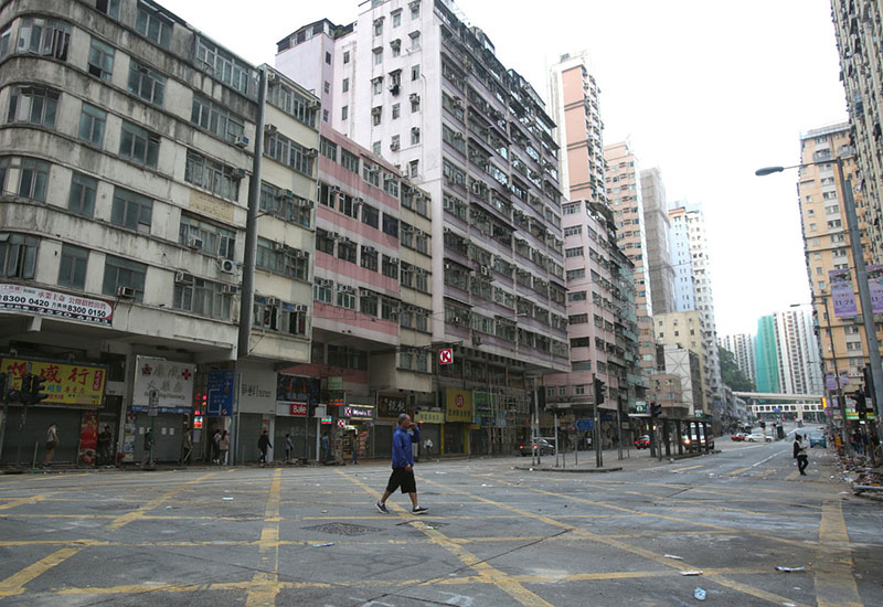 Hong Kong : des bénévoles dégagent les rues