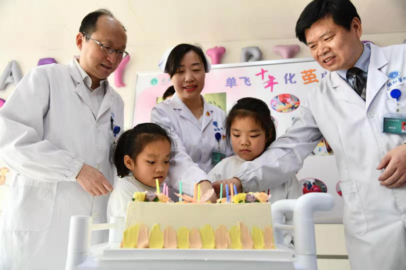 Des jumelles siamoises chinoises célèbrent 10 ans de bonne santé après leur séparation