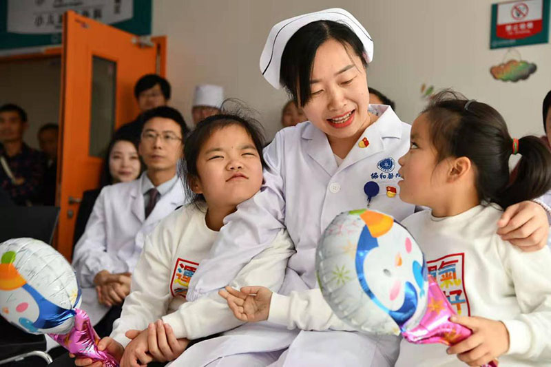 Des jumelles siamoises chinoises célèbrent 10 ans de bonne santé après leur séparation